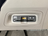 ETCがついています。高速道路の料金所の通過も楽々です。 カードの取り出しもしやすい場所についています。