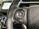 ステアリングにオーディオ操作スイッチが付いています。オーディオ画面に直接タッチしなくても操作が出来ますので、運転に集中できます。