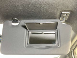 【運転席サンバイザー】鏡が付いているのでメイク直しなどにも便利★