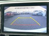 【バックカメラ】駐車時に後方がリアルタイム映像で確認できます。大型商業施設や立体駐車場での駐車時や、夜間のバック時に大活躍!運転スキルに関わらず、今や必須となった装備のひとつです!