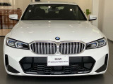 【BMWの伝統-1】BMWの特徴的な&ldquo;キドニーグリル&rdquo;は、80年以上続く伝統の形でございます。変わらないこだわりのデザインが、プレミアムブランド&ldquo;BMW&rdquo;を創り出します。