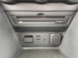 【USB端子】USB接続もついていますので携帯などの電子機器の充電にも使えて便利です♪