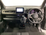 車内は光触媒抗菌消臭施工済です。スタイリッシュなデザインでスポーティなインパネ周りを演出します。グローブボックスやカップホルダーのほかにトレーなどたくさんの収納スペースが付いています。