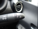 オートライト機能が装備されており暗い場所に入ると車両が検知しライトのON・OFFを自動的に切り替えてくれますので非常に便利な装備です♪