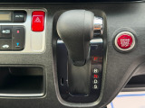 手に馴染むシフトノブで扱いやすく、快適な運転を支えます。