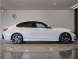 ☆BMWの前後重量配分50:50はエンジン自体をフロントタイヤよりも後ろにずらし、通常はエンジンルーム内に搭載される重量物であるバッテリーをトランクに移動させるなどして実現されています☆