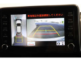前後左右のカメラの映像を合成し、車を上から見たような視点のパノラミックビューモニター。後方の死角だけでなく左右や前方の障害物の発見もしやすくなります。