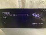 カメラが車線を認識してはみ出しそうになるとステアリングアシストが介入するレーン・キープ・アシストシステムを装備しております。お好みで作動・非作動の設定も可能です。
