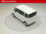 天井にリヤサーキュレーターを装備しています。涼しいエアコンの風を広い室内に、行き渡らせるための装備品になります。快適な室内を実現しています。