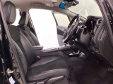 広い足元にゆったり座れるシートには肘掛けも装備しており長距離の運転でも疲れにくくなってます。女性でも運転がしやすいように、シートの高さ調整機能(シートリフター)がついています。