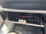 点検ノートとか車検証ブック小物等が入るグローBOXです。