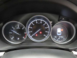 CX-5のメーター部です。華美な装飾を避け、必要な情報を瞬時に読み取れる様にデザイン・配置されています。