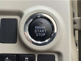 エンジンスタートボタンです。キーが車内にあれば、エンジンの始動・停止はブレーキを踏んでスイッチを押すだけ!キーを取り出す手間を省き、ワンプッシュでエンジンを操作するので簡単でスムーズです。