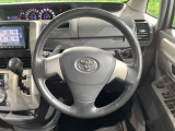 インテリアに合わせたデザインのステアリングは、運転される方のことも考え、運転しやすい形状、大きさです。是非一度、実際に触ってお確かめください。