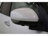 バイカラーでスマートなウインカーミラーです。ウインカーミラーはお洒落なだけでなく対向車や歩行者からの視認性が良く安全性が向上し、事故防止にもつながります。