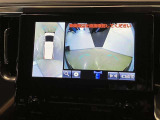 【パノラミックビューモニター】映像で、見づらい車両周辺の確認をアシスト。クルマを真上から見ているような映像を表示。 運転席から確認しにくい車両周囲の状況を把握。