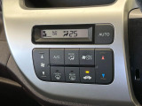 【オートエアコン】一度お好みの温度に設定すれば、車内の温度を検知し風量や温度を自動で調整。暑い&hellip;寒い&hellip;と何度もスイッチ操作をする必要はありません。快適な車内空間には必須の機能ですね♪