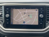 スマートフォン用アプリ[Apple CarPlay][Android Auto]対応の純正ナビ Discover Media を装備、ラジオのほか、USB、Bluetoothハンズフリー通話にも対応。