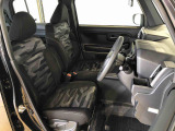 運転席の座面高さを調整できるシートリフターが付いています。フロントシートはベンチシートを採用で、座面も広く使い勝手もいいですよ♪