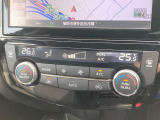 【オートエアコン】一度お好みの温度に設定すれば、車内の温度を検知し風量や温度を自動で調整。暑い&hellip;寒い&hellip;と何度もスイッチ操作をする必要はありません。快適な車内空間には必須の機能ですね♪