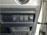 両側電動スライドドアですので運転席にあるこちらのボタン一つでドアを開閉できます。