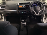 車内は光触媒抗菌消臭施工済です。インパネ周りはスタイリッシュなデザインです。グローブボックスやカップホルダーのほかにトレーなどたくさんの収納スペースが付いています。