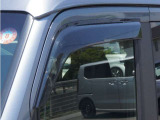 【ドアミラーウインカー】ドアミラーにウインカーを装備しています。対向車に自身の進行方向を合図し安全に運転できます。