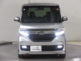 ハロゲンより明るく、より遠くまでさらなる安心感のあるLEDヘッドライトを採用。照射軸の上下方向を自動調整するオートレベリング機構、点灯忘れも防止できるオートライトコントロール機構付きです。