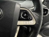 ステアリングスイッチ付きで、運転中に視線を前に向けたまま操作できます。