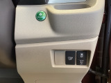 VSA(横滑り抑制)は滑りやすい路面・カーブを走っている時に起こりがちな横滑りをコンピューター制御で抑制し、運転にゆとりをもたらします。