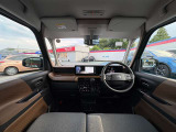 広々とした運転席で快適なドライブをお楽しみください