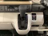 CVT車のセレクトレバーです。低速から高速まで、変速ショックのないスムーズな走りと、エンジン効率のよい領域を維持して燃費にも貢献します。サイドブレーキはスイッチ操作の電子制御パーキングブレーキです。