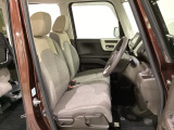 女性でも運転がしやすいように、シートの高さ調整機能(シートリフター)がついています。運転席と助手席の間が空いている為、助手席側への移動がスムーズです。交通量の多い道でも助手席側から乗り降りができます。