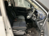 運転席まわりです。運転席からの視界が左右に広く隅々まではっきりと見渡せます!クルマの前端も把握しやすく安心して運転できます!