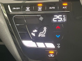 【オートエアコン】一度お好みの温度に設定すれば、車内の温度を検知し風量や温度を自動で調整。暑い&hellip;寒い&hellip;と何度もスイッチ操作をする必要はありません。快適な車内空間には必須の機能ですね♪