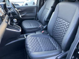 運転席・助手席もゆったり乗れます♪寒い日のドライブを快適にしてくれるシートヒーターも付いてます♪