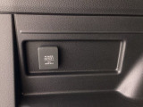 トランクルームに、アクセサリーソケット(電源ソケット)が付いています。電源からケーブルをつなげば、スマートフォンなどの電子機器の充電などを行うことができます!