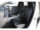 メルセデスのシートは少し硬めになっております。長時間の運転の際、適度な反発があることでお尻や腰の負担を減らす効果が御座います。
