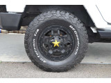 タイヤサイズはLT285/70R17となります。