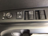 運転席のスイッチで全てのウィンドウの開閉操作を行うことができます。ロックボタンをONにしておくと、運転席以外のウィンドウは作動しないのでお子様を乗せているときなども安心ですね♪