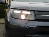 LEDヘッドランプです。夜間の走行でも明るく道路を照らします。
