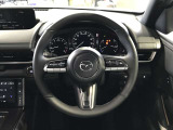 ご覧のようにステアリングスイッチが付いており、ハンドルから手を離さずに簡単なオーディオ操作が容易にできます☆