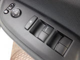 パワーウィンドウは運転席のスイッチのみオート機能も装備!お子様が一緒の時も安心のウィンドウロック付き♪更にドアミラーは電動式の角度調整&格納機能付きなので狭い所で大活躍!