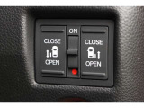 リアは両側パワースライドドアで、開閉には運転席のスイッチ、またはスライドドアのドアハンドルを少し引くだけで自動開閉します。
