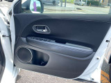 【運転席内ドア 】ミラー操作やウィンドウ開閉スイッチはドライバー目線で配置され、快適な操作性を実現!