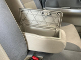 【フロントセンターアームレスト(ボックス付き)】運転席と助手席の間には、小物が収納できるボックス付のアームレストが装備!必要な物をぱっと取り出せて車内もスッキリです♪