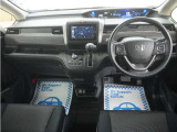 運転にかかわる様々な操作を安全に行えるように視点移動が少なく、操作性に配慮されたスイッチ類が凝縮されたコクピットです。