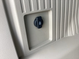 荷室にも便利なアクセサリーソケットを装備。アウトドアや車中でのちょっとした電源確保に役立ち、使い勝手がぐっと広がります。