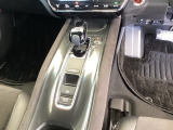シンプルでとても使いやすいフロアシフトに、パーキングブレーキは電子制御パーキングブレーキです。