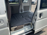 後部の座席を収納した場合は、運転席の座席後部から荷室の後部まで、フラットになります。